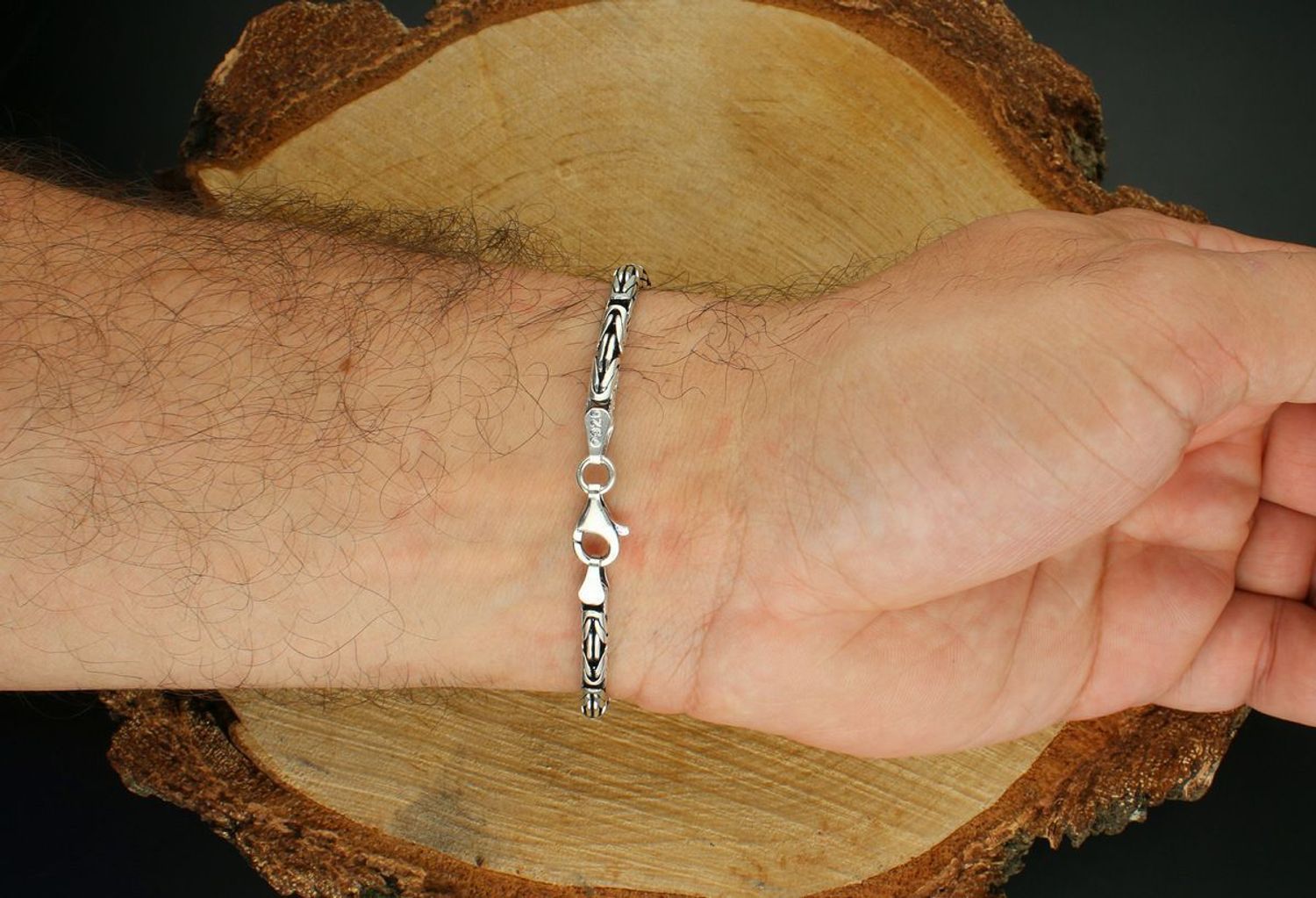 Bransoletka męska srebrna 925 DIA-BRA-13491 ze splotem królewskim i blaszką pod grawer (4,5 cm x 8 mm). Długość 21 cm, waga 16,80 g, zapięcie na karabińczyk. Idealna na prezent.1.jpg